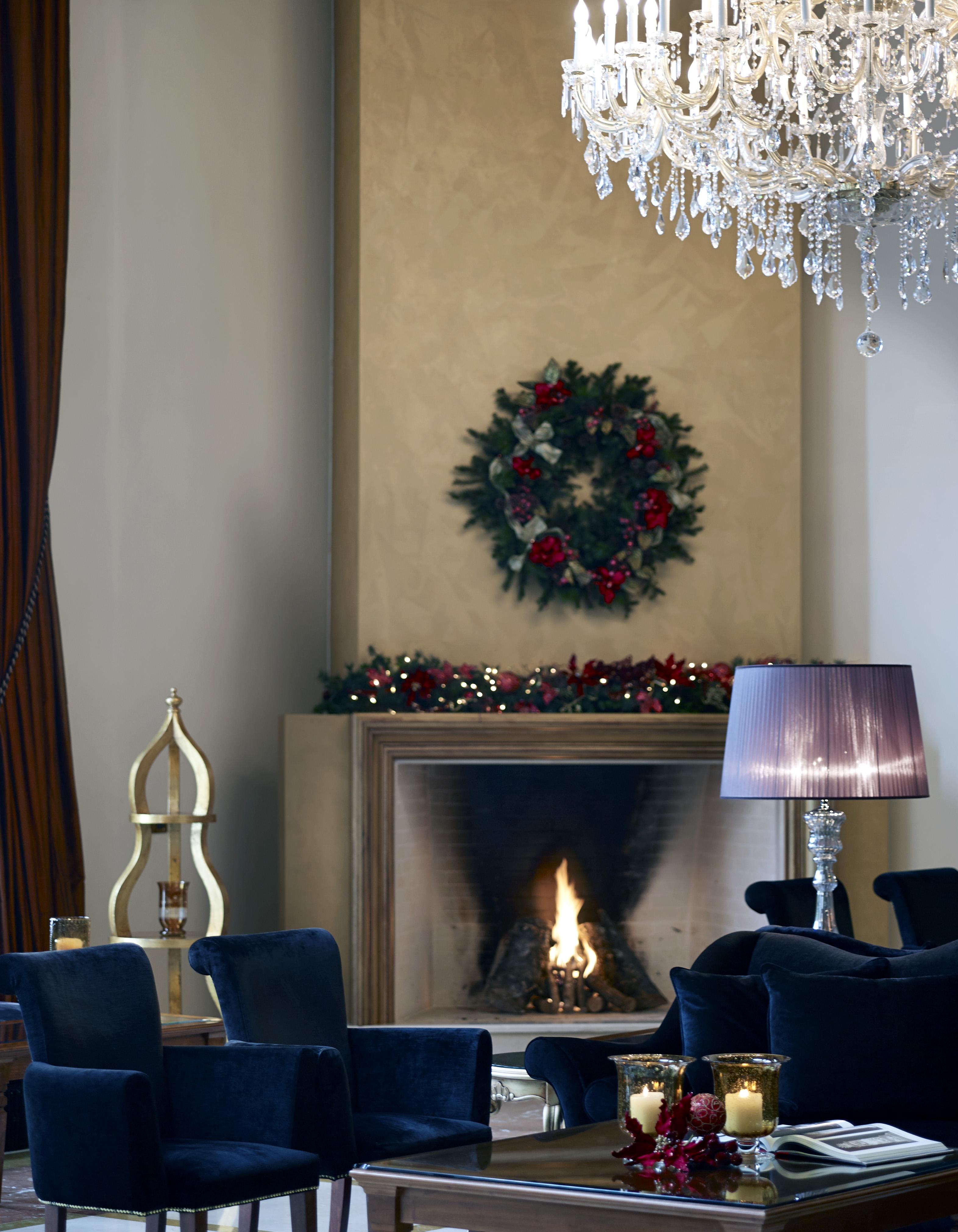 فندق جراند سيراي كونجرس آند سبا يانينة المظهر الخارجي الصورة A fireplace decorated for Christmas