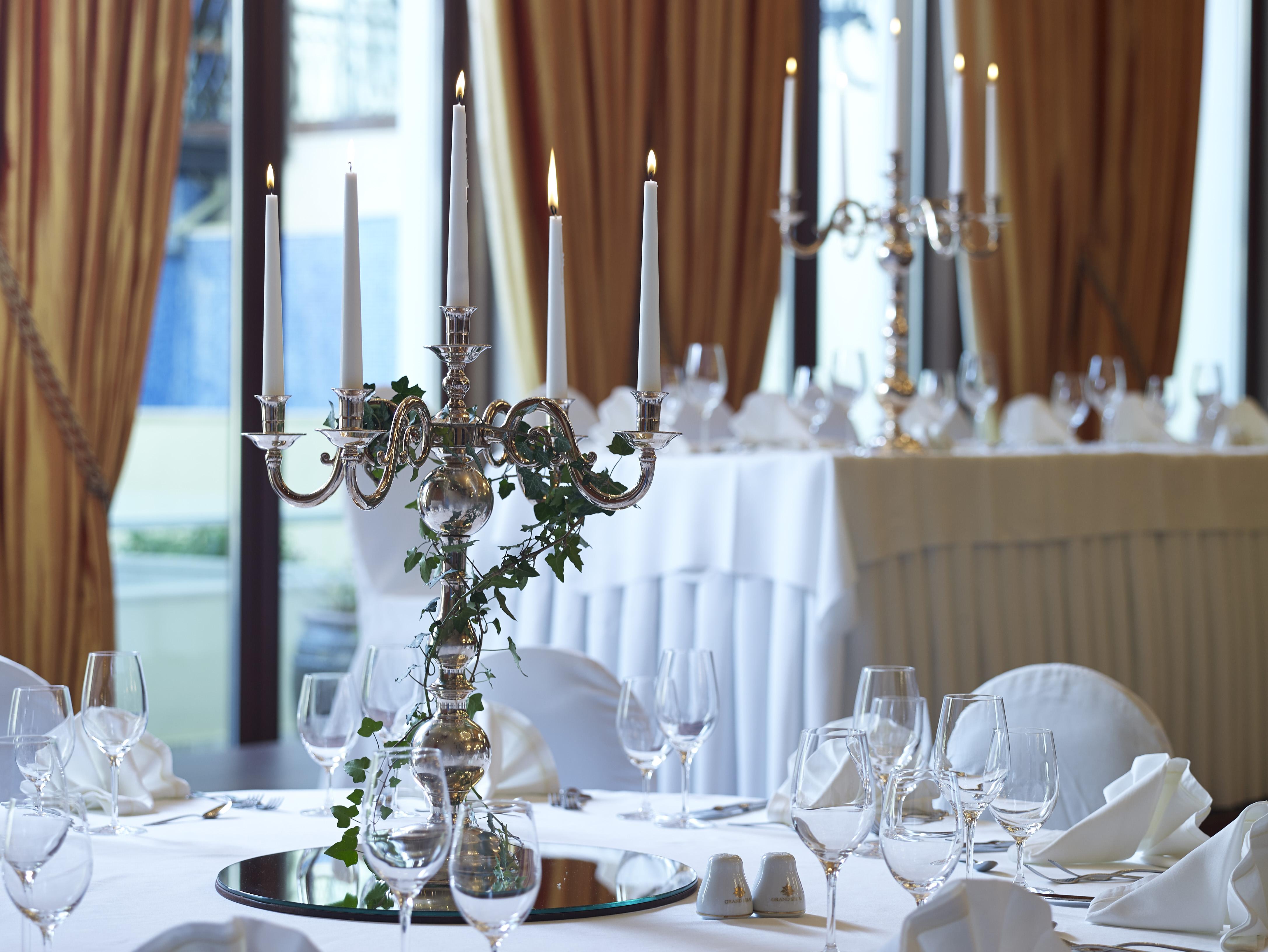 فندق جراند سيراي كونجرس آند سبا يانينة المظهر الخارجي الصورة A candelabra on a table