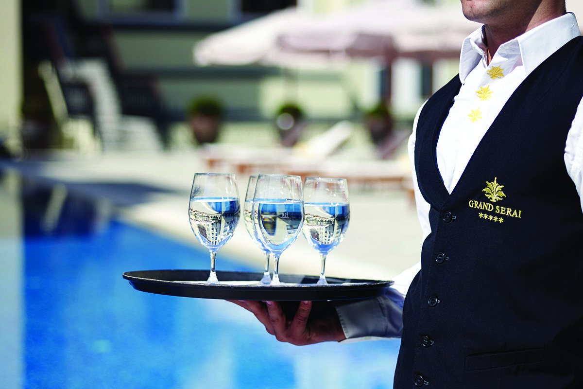 فندق جراند سيراي كونجرس آند سبا يانينة المظهر الخارجي الصورة A butler at Grand Serai
